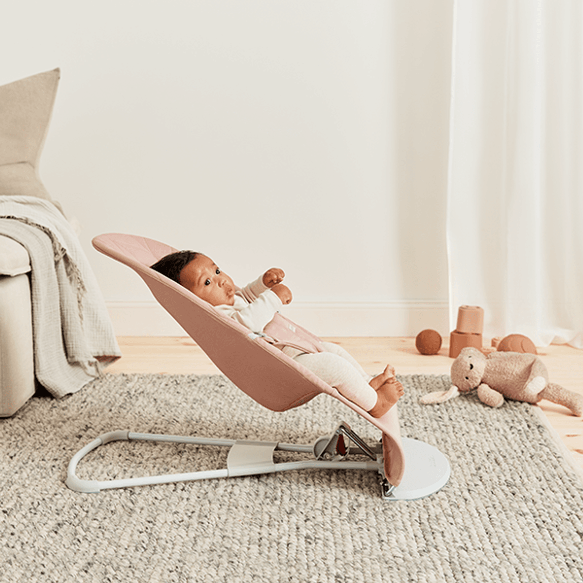 BabyBjörn | Vippestol Bliss | Vevd Petal Quilt | Antikkrosa