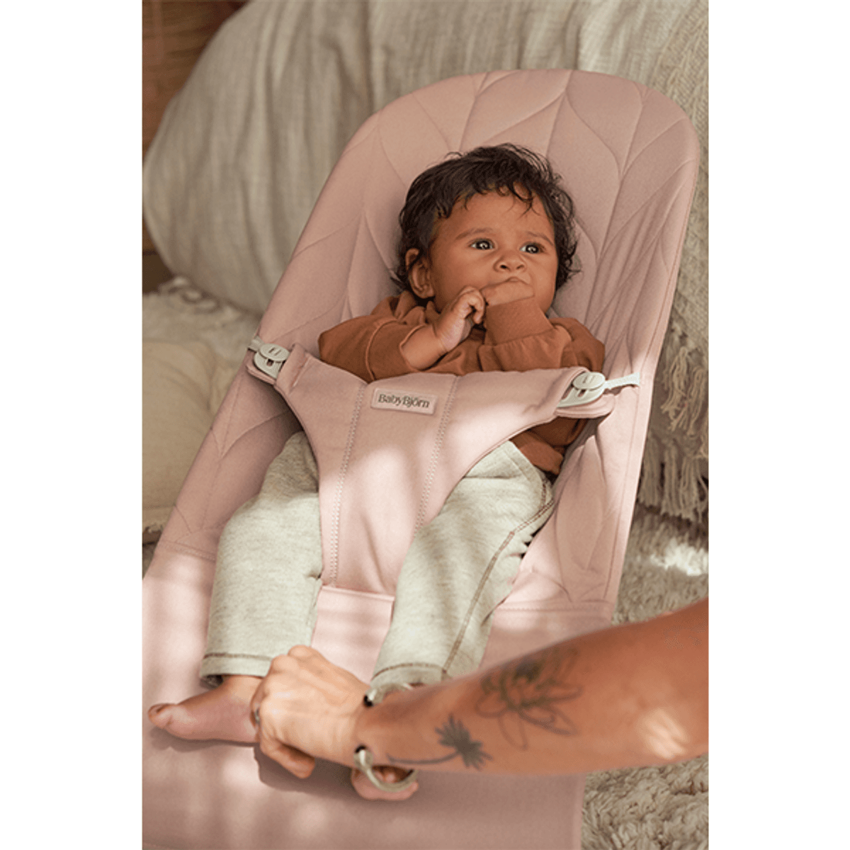 BabyBjörn | Vippestol Bliss | Vevd Petal Quilt | Antikkrosa